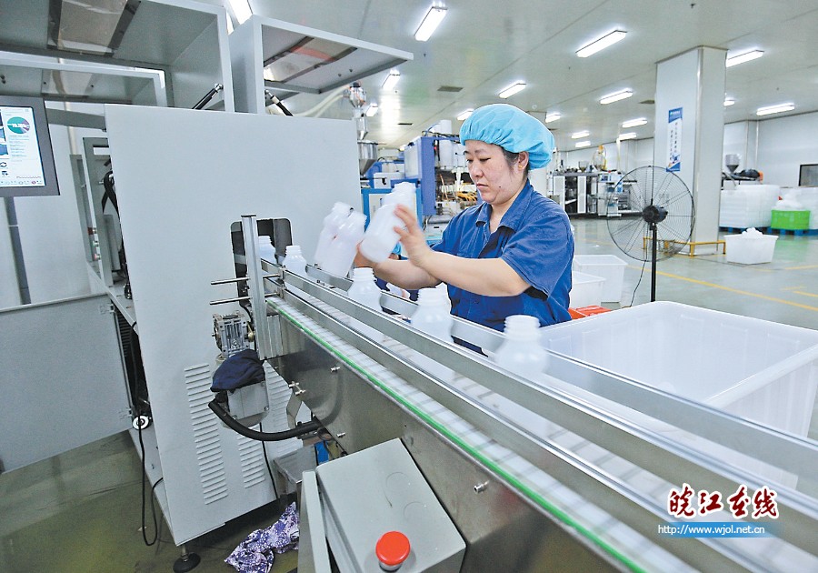 塑料制品有限公司自去年引进新的pet塑料瓶生产线以来,推出的塑料吸管