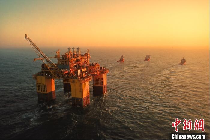 “深海一号”能源站在3艘大马力拖轮牵引下奔赴目标海域。中国海油 供图 摄