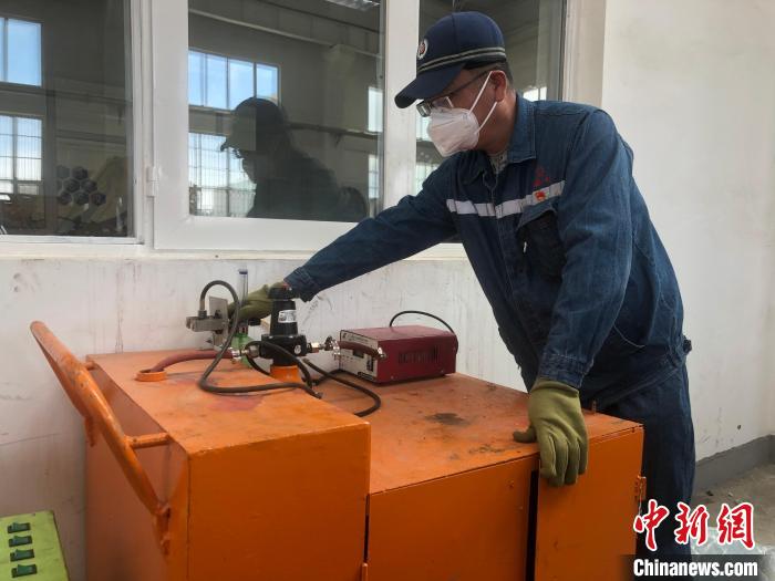 图为宋继伟正在检测试验制氧机试验台工作状态。孙义元 摄 图为宋继伟正在检测试验制氧机试验台工作状态。孙义元 摄