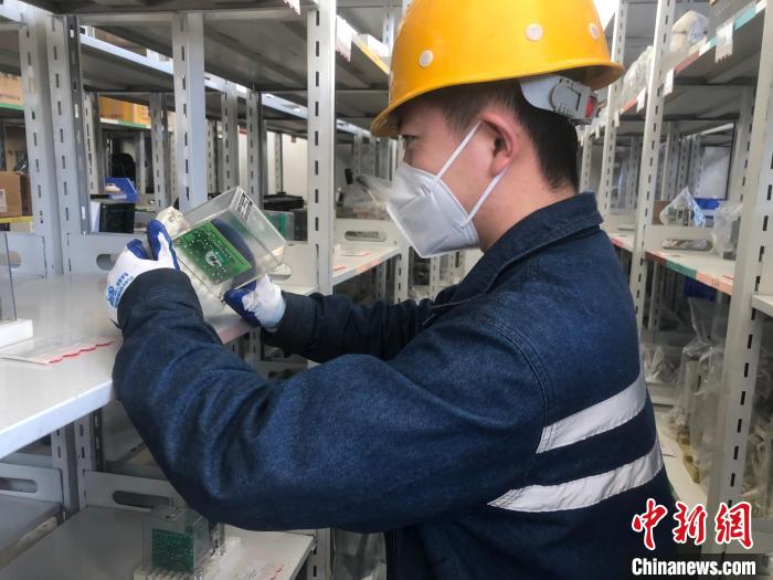 图为配件班组职工正在检查机车零部件。孙义元 摄 图为配件班组职工正在检查机车零部件。孙义元 摄