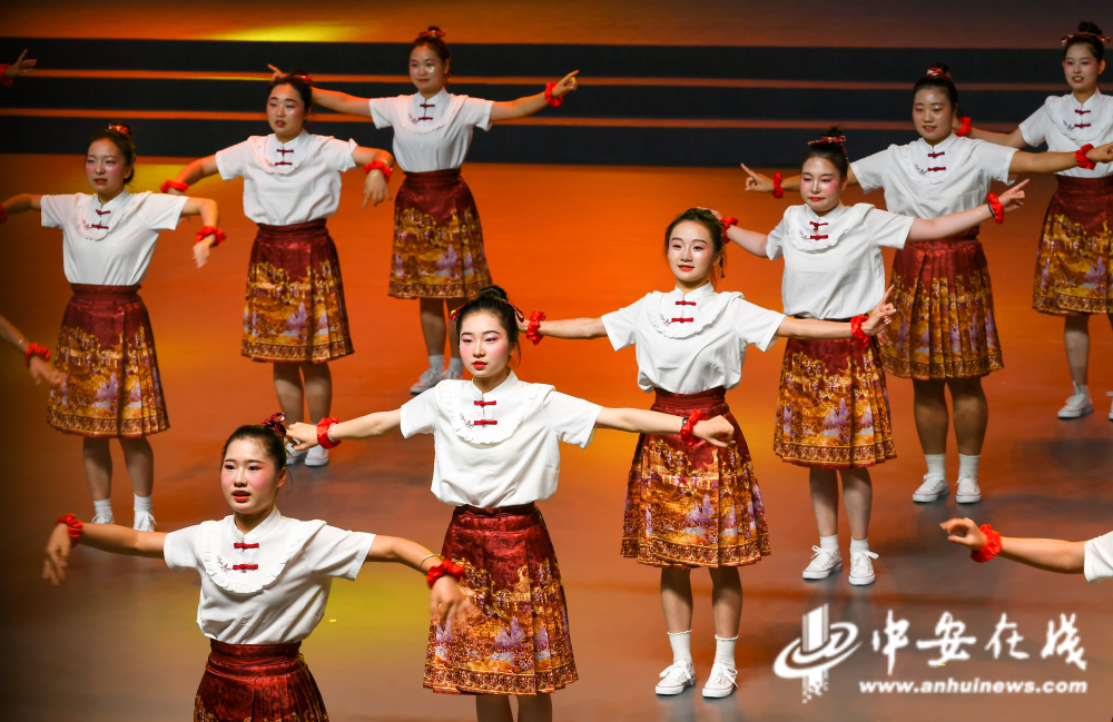 第21届全国大学生田径锦标赛开幕式文艺演出表演节目团体舞《我和我的祖国》.JPG.JPG