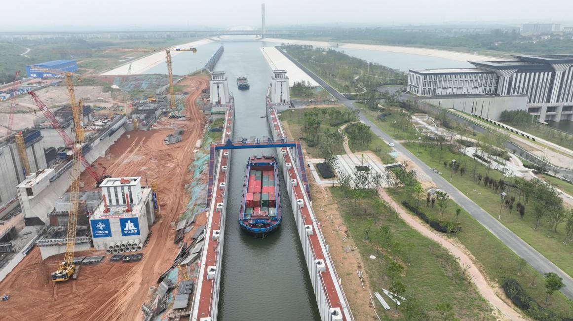 货船顺利通过蜀山一线船闸。刘铨旭摄