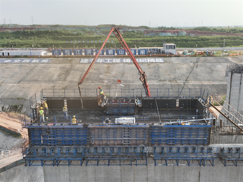 蜀山复线船闸首段闸室墙顺利封顶。陈锡滨摄