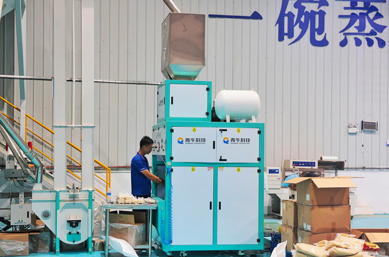 在安徽省蒸谷米食品科技有限公司，工作人员包装蒸谷米。人民网记者 周坤摄