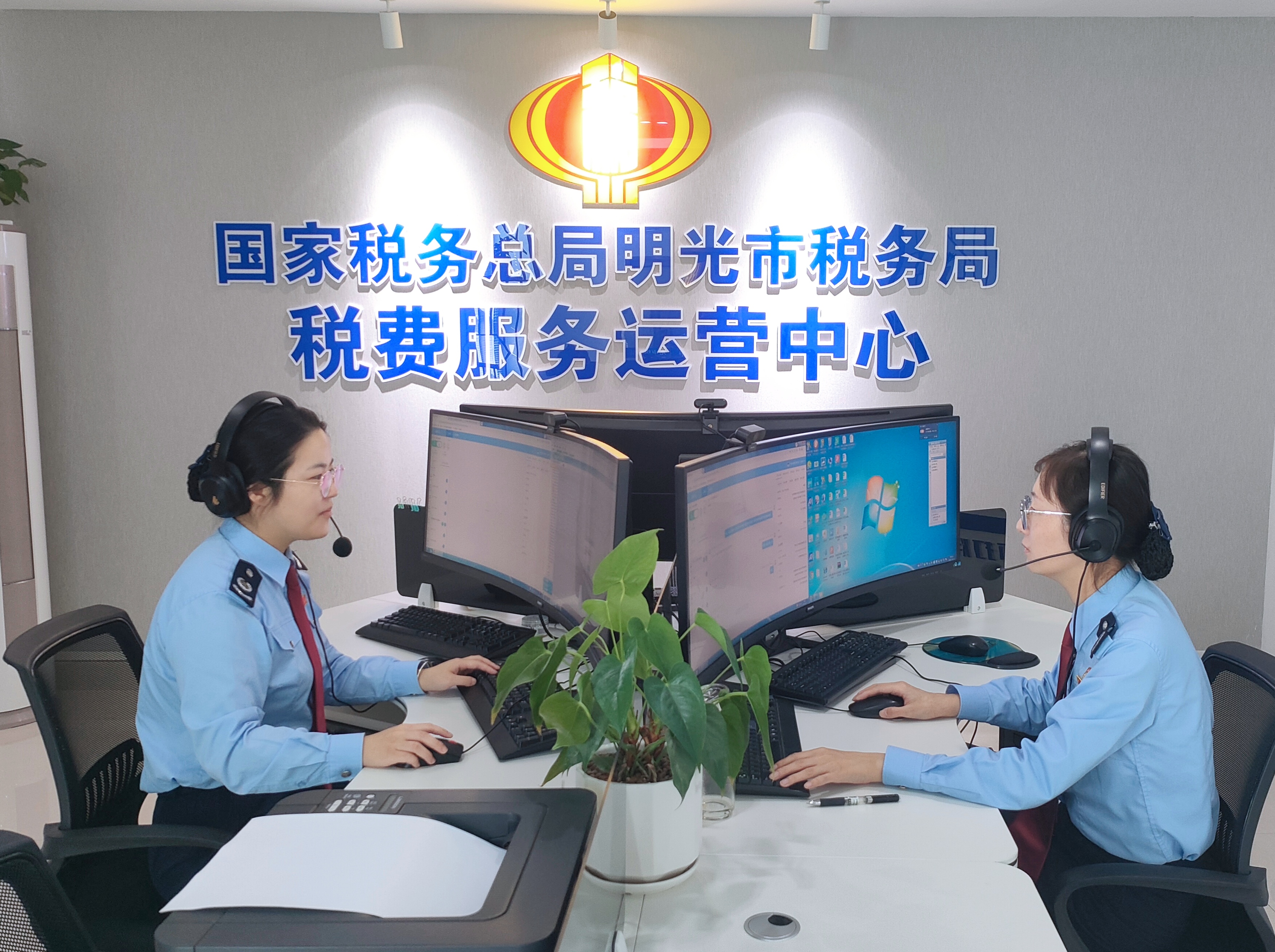 税费服务运营中心正在接听纳税人缴费人问题咨询