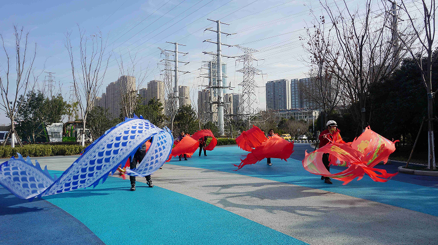 社区舞龙队在南门库景区广场排练