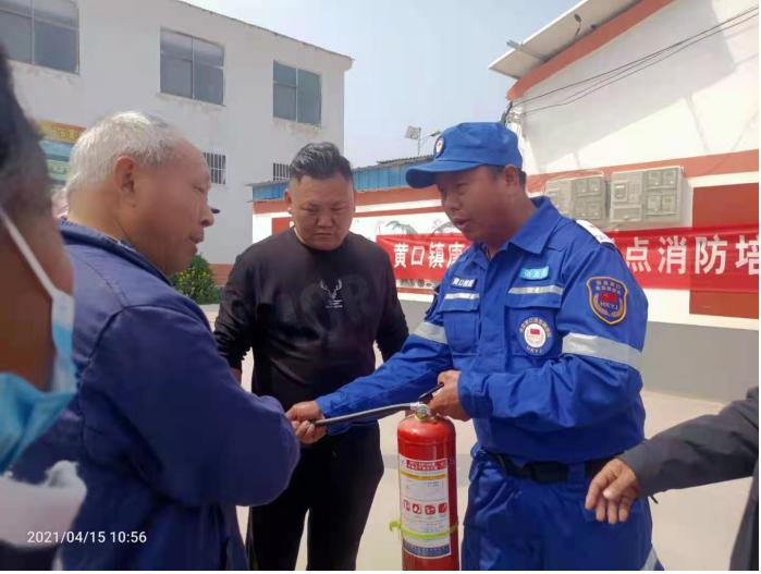 张玉兵(右一)在宣传消防知识 张玉兵(右一)在宣传消防知识