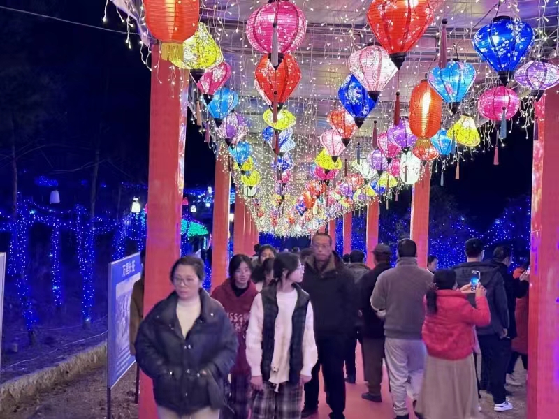 等体验项目之外,还打造了场地近40亩的独秀山景区"星空梦幻灯光节"