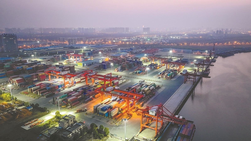 3月15日，合肥港国际集装箱码头灯火通明，货轮在泊位上有序装卸作业。.jpg