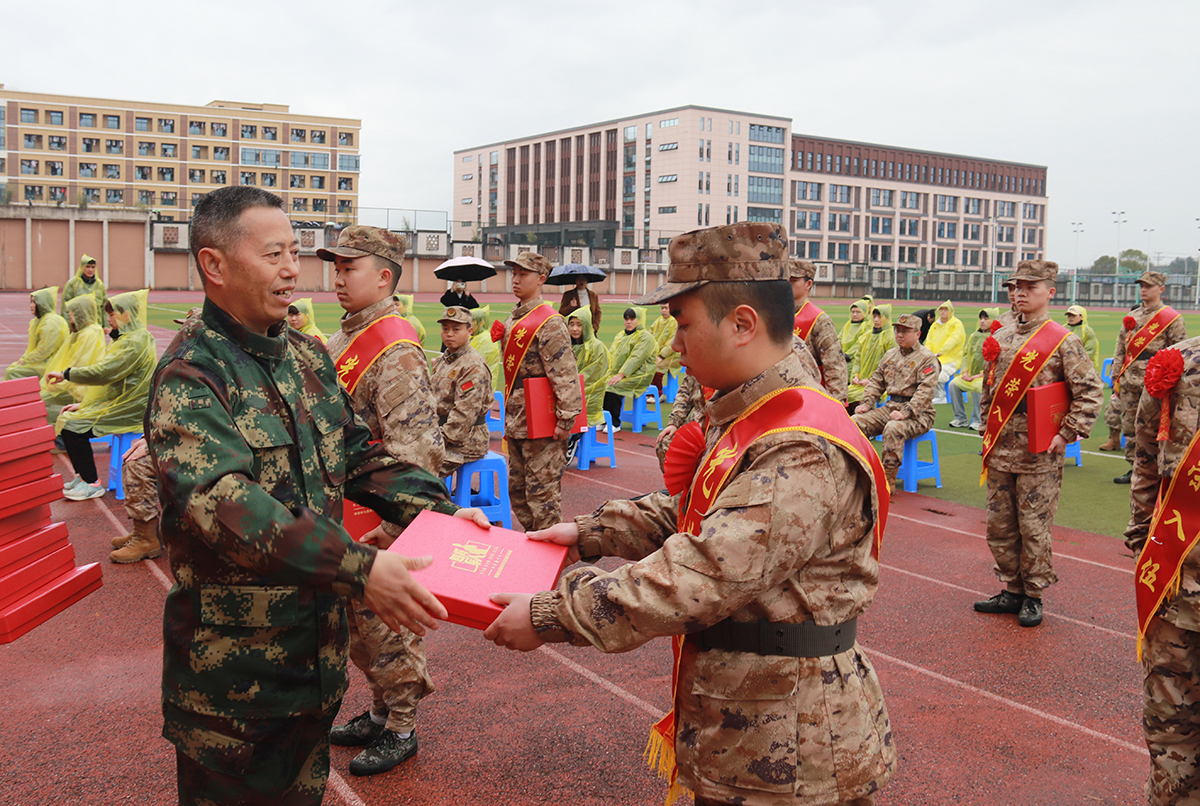 “八一勋章”获得者王忠心赠给新兵寄语笔记本