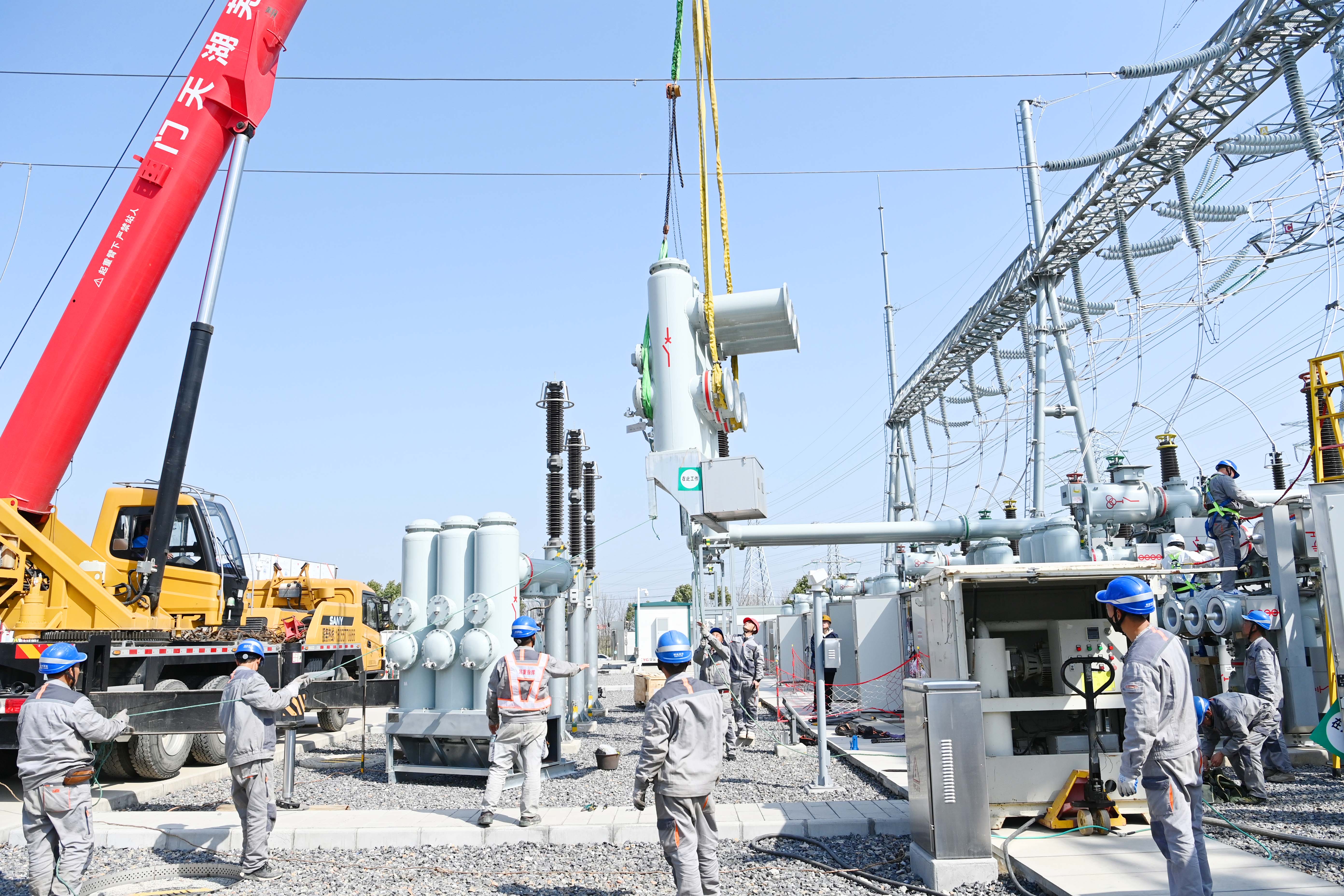 2024年3月22日,在安徽省滁州市全椒县220千伏儒林变电站站内,电力检修