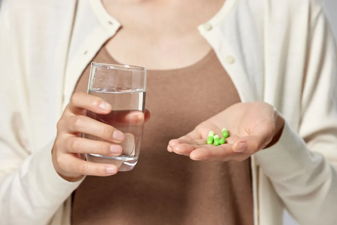 吃药到底该怎么喝水?很多人没做对! | 科普时间