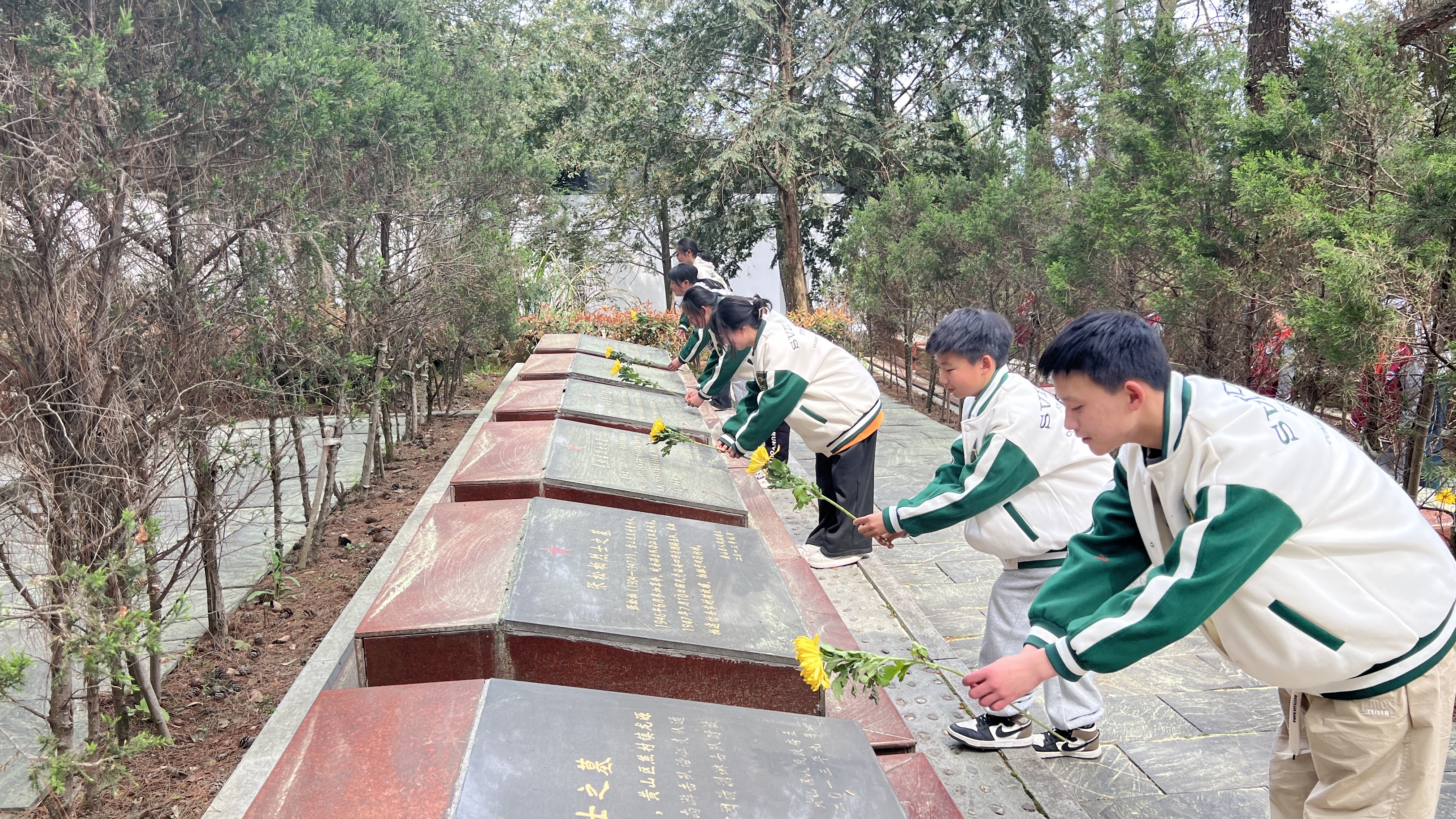 清明融于情 红色润于心 黄山区汤口中心学校开展"我们的节日