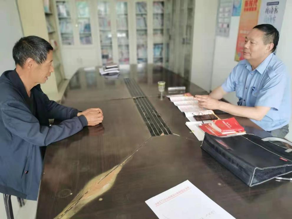 吴夕品(右一)在调解。蚌埠市淮上区吴小街镇供图