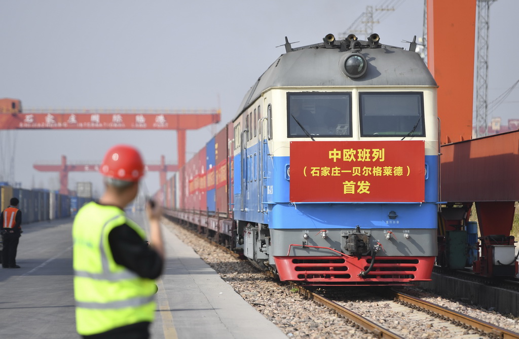 3月21日,满载110个标准集装箱货物的中欧班列从石家庄国际陆港出发,驶往塞尔维亚共和国首都贝尔格莱德。新华社发(张晓峰摄)