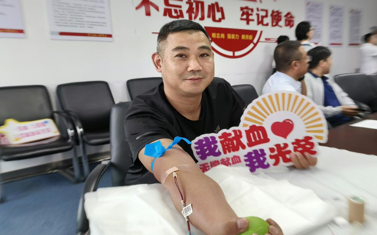 安徽移动池州分公司开展“为爱挽袖，奉献一臂之力”无偿献血活动