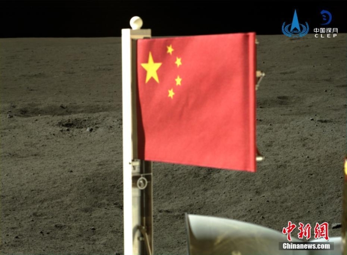 6月4日，中国国家航天局公布了嫦娥六号探测器在月球背面的五星红旗展示影像。鲜艳的五星红旗再次闪耀月球，这也是中国首次在月球背面独立动态展示国旗。<a href='/'>中新社</a >发 中国国家航天局 供图