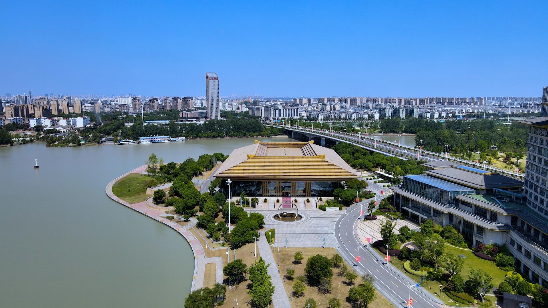 南接运河东路北侧,占地面积约40公顷,由会议中心,五星级酒店和水景