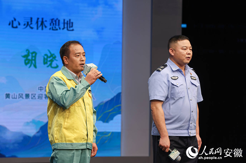 “中国好人”李培生(左)、胡晓春现场推介“大黄山”。人民网记者 张俊摄