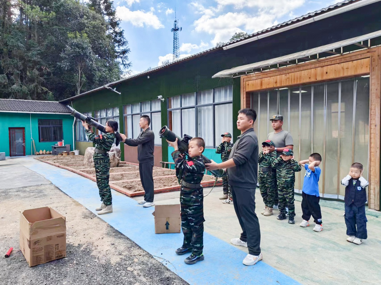 休宁：国庆萌娃变身“特种兵”体验军旅生活