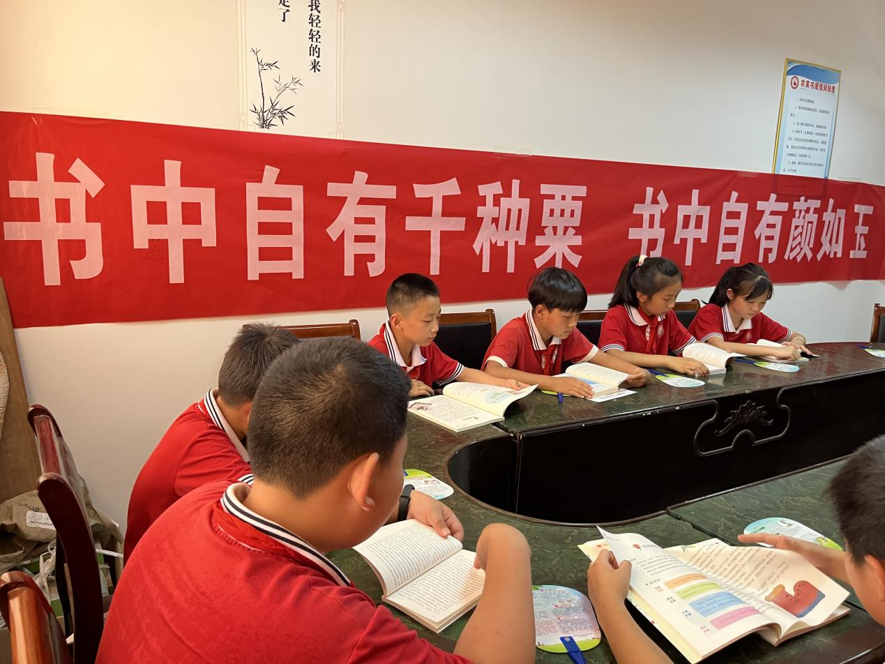 国庆节期间青山村农家书屋分外热闹