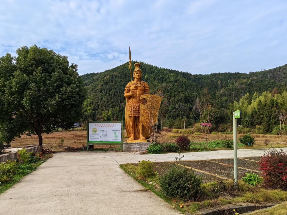 国家级“一村一品”示范村——梓桐村“将军”塑像