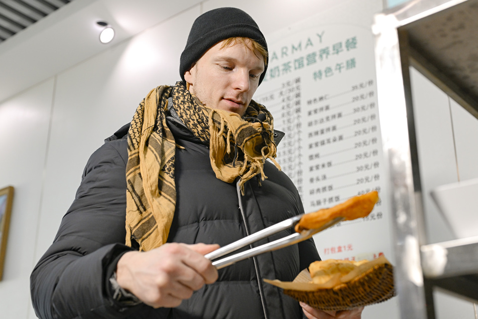 冰雪春天丨荷兰小哥阿勒泰的第一个清晨,竟然被它香迷糊了!