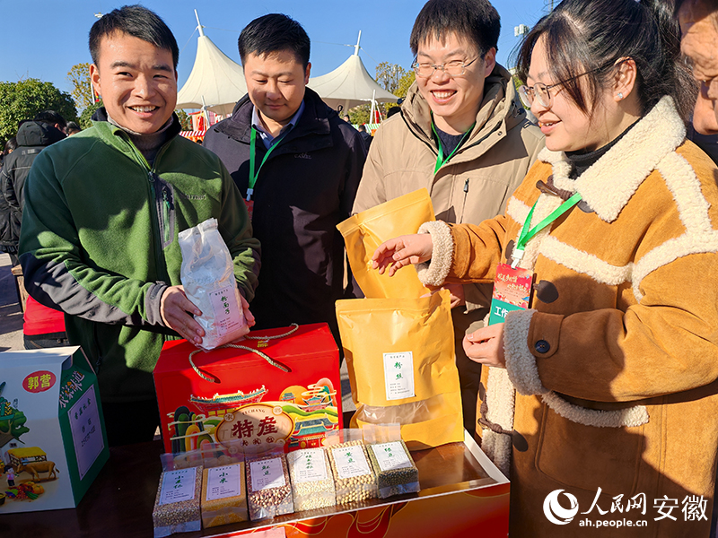 特色农产品展示。人民网 丁纪摄.jpg