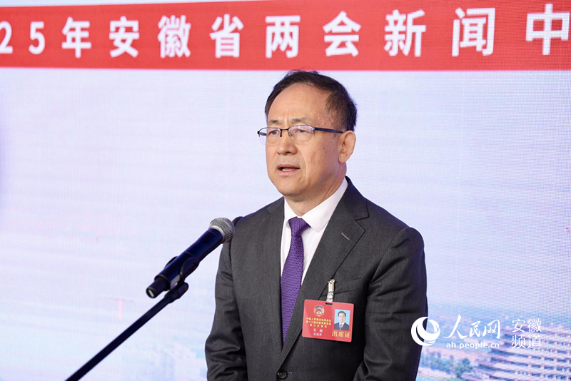 安徽省政协委员、安徽睿正律师事务所名誉主任安超。人民网记者 陶涛摄