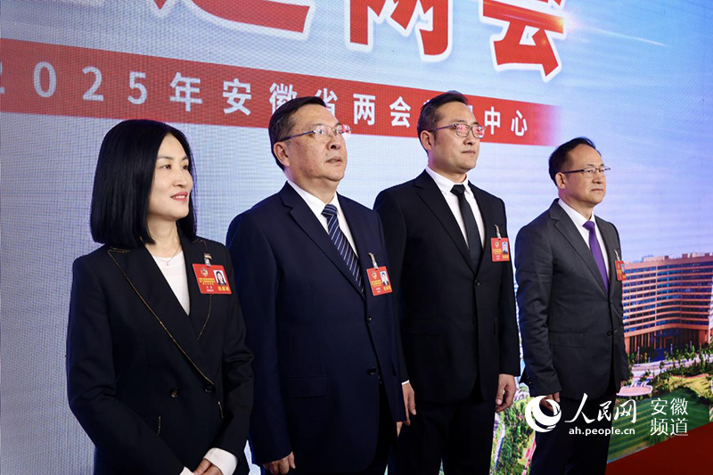 首场“直通两会”上,四名安徽省政协委员亮相。人民网记者 陶涛摄