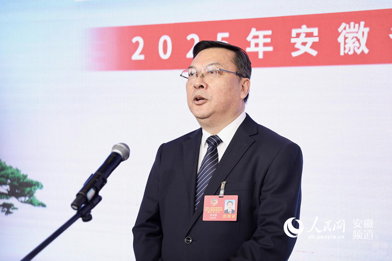 安徽省政协委员、合肥师范学院党委书记徐成钢。人民网记者 陶涛摄