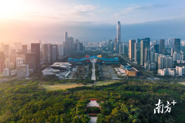 清晨从莲花山视角看深圳城市中轴线，一片朝气蓬勃。