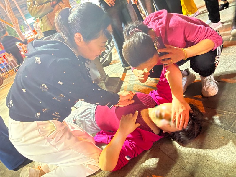 合肥:“广场舞大姐”突发心脏骤停 护士“舞友”紧急救人 合肥:“广场舞大姐”突发心脏骤停 护士“舞友”紧急救人