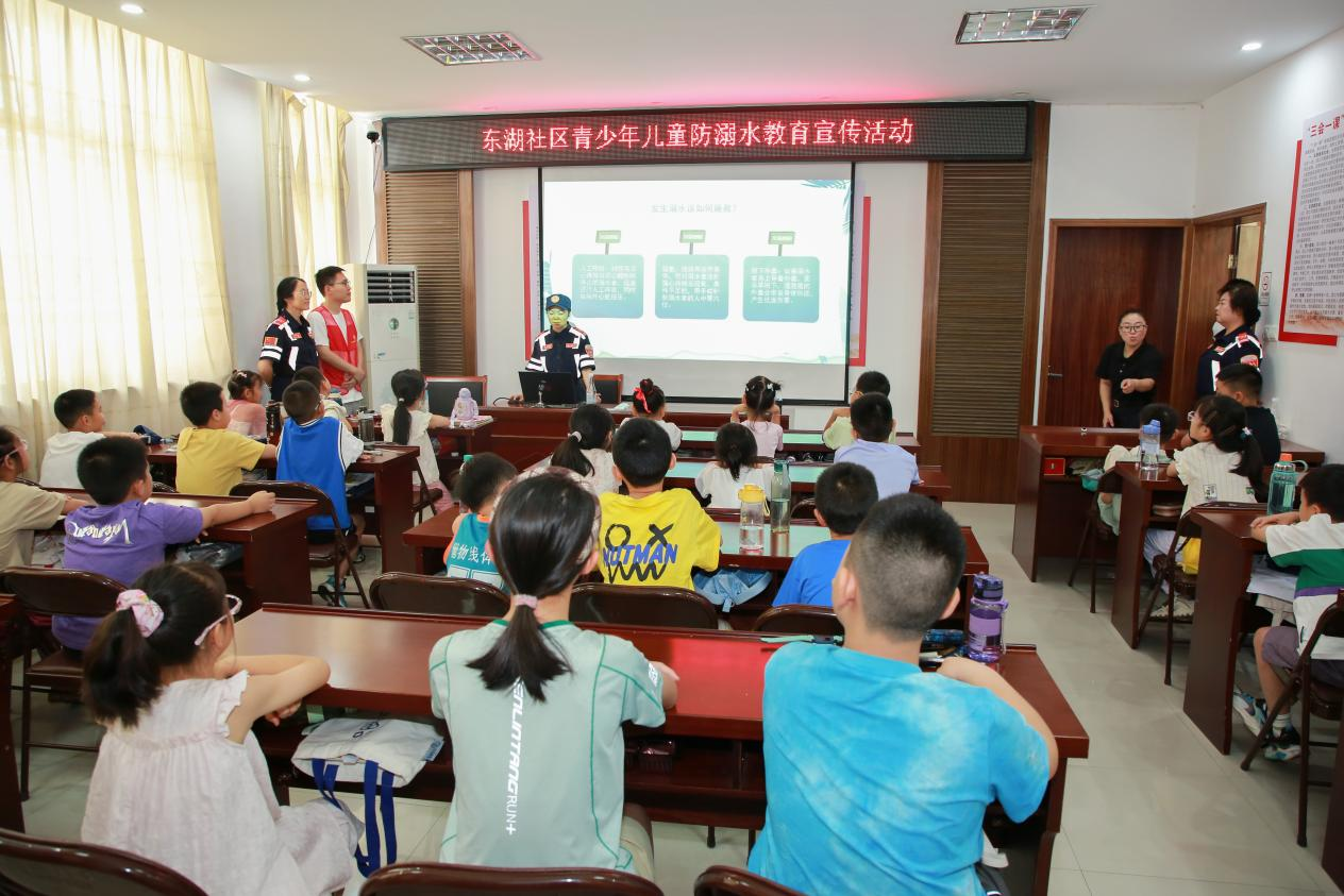 休宁县老兵救援队联合海阳镇东湖社区开展少年儿童防溺水教育宣传活动