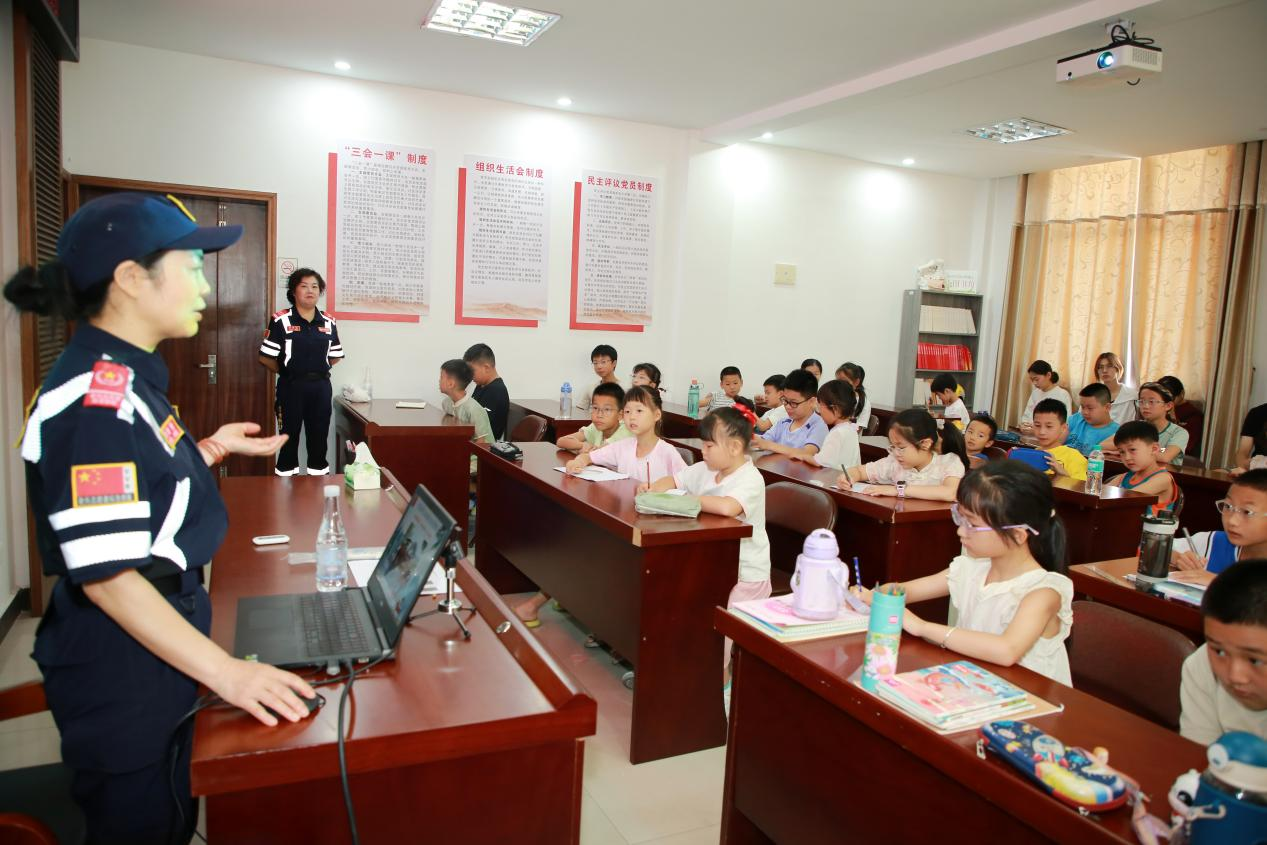 休宁县老兵救援队联合海阳镇东湖社区开展少年儿童防溺水教育宣传活动