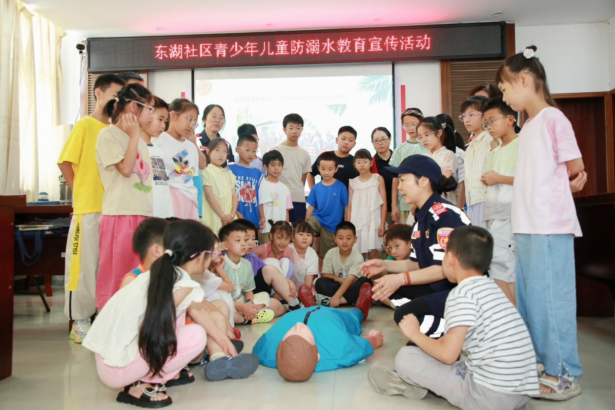 休宁县老兵救援队队员向孩子们演示紧急救援措施