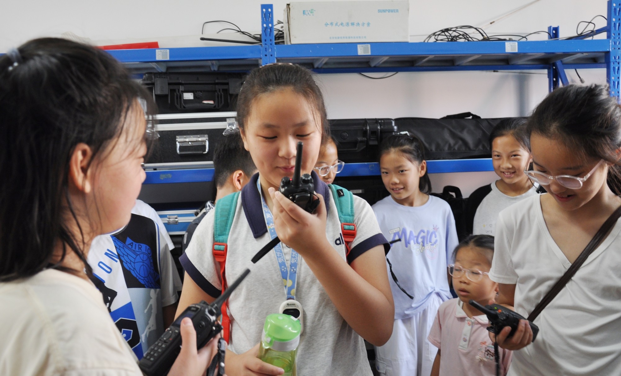 学生们体验使用对讲机通话