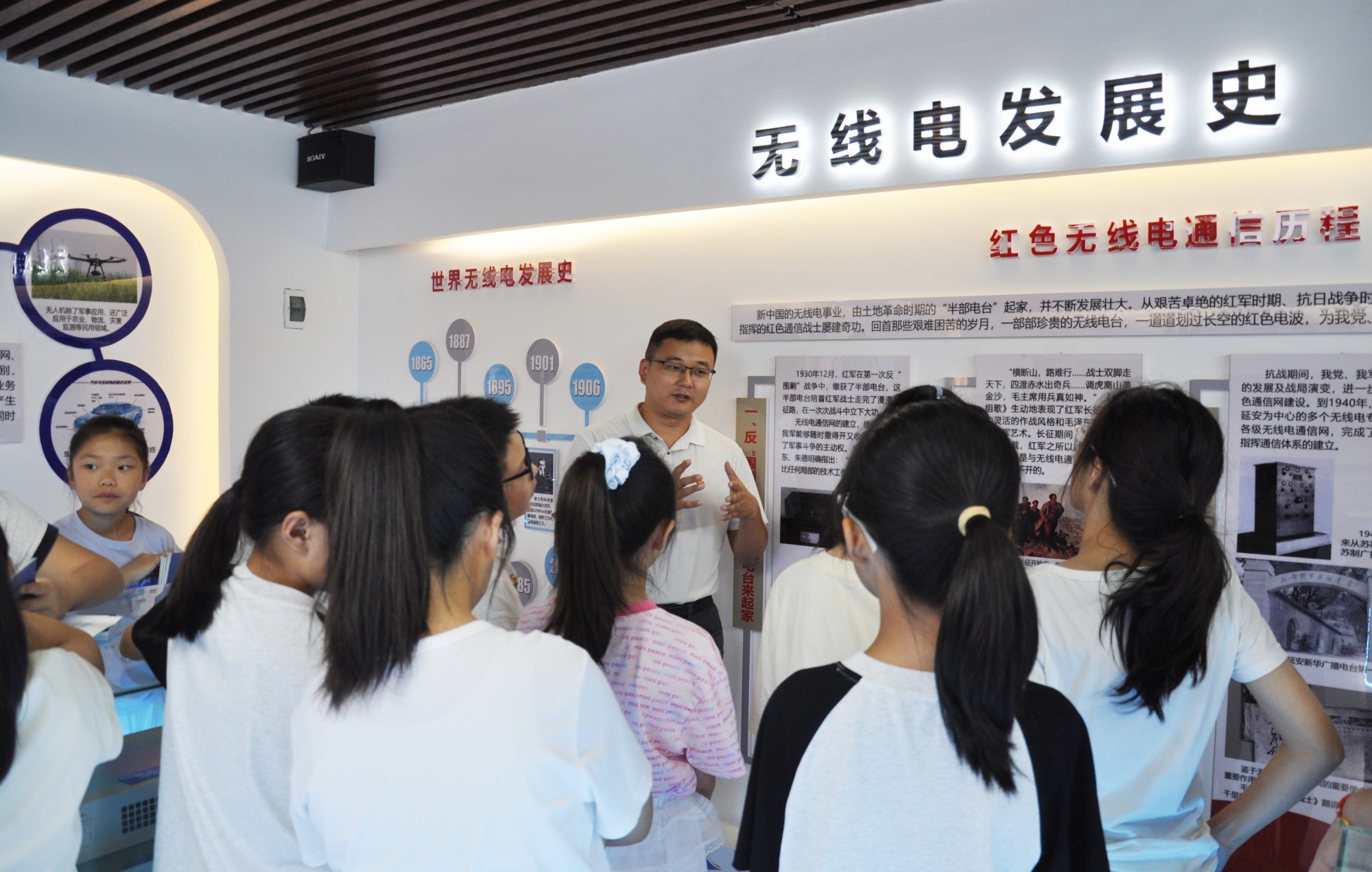 淮北无线电管理局工作人员讲解红色电波历史