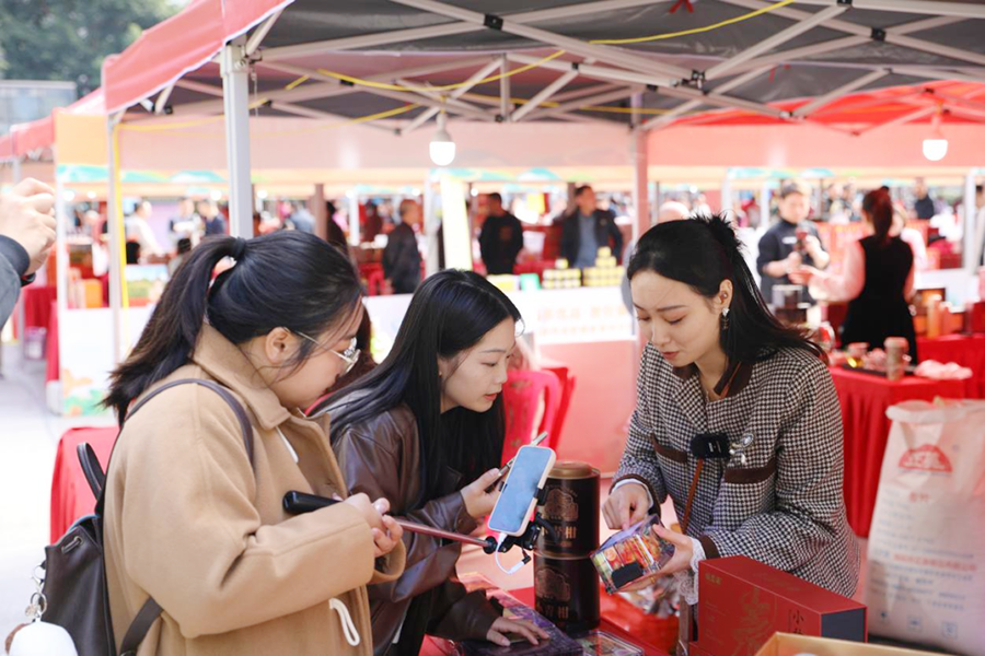 2024年12月,“福农优品·我在家乡等你来”(第二季)乡约福建网络直播活动在安溪县人民广场举办,现场共设置70个展位,吸引了众多群众品尝、选购。图为主播们对参展企业及产品进行直播推介,体验安溪的特色物产。海峡网供图