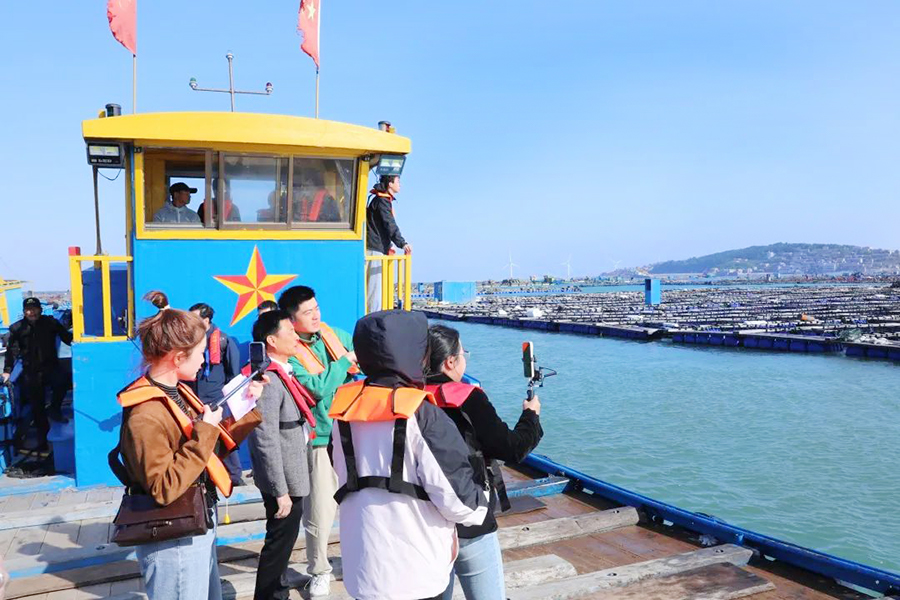 2023年11月,“福农优品·我在家乡等你来”文旅乡村网络直播活动走进平潭综合实验区,主播团乘船出海前往砂美村鲍鱼渔排,体验鲍鱼喂养,了解当地的鲍鱼养殖技术。海峡网供图