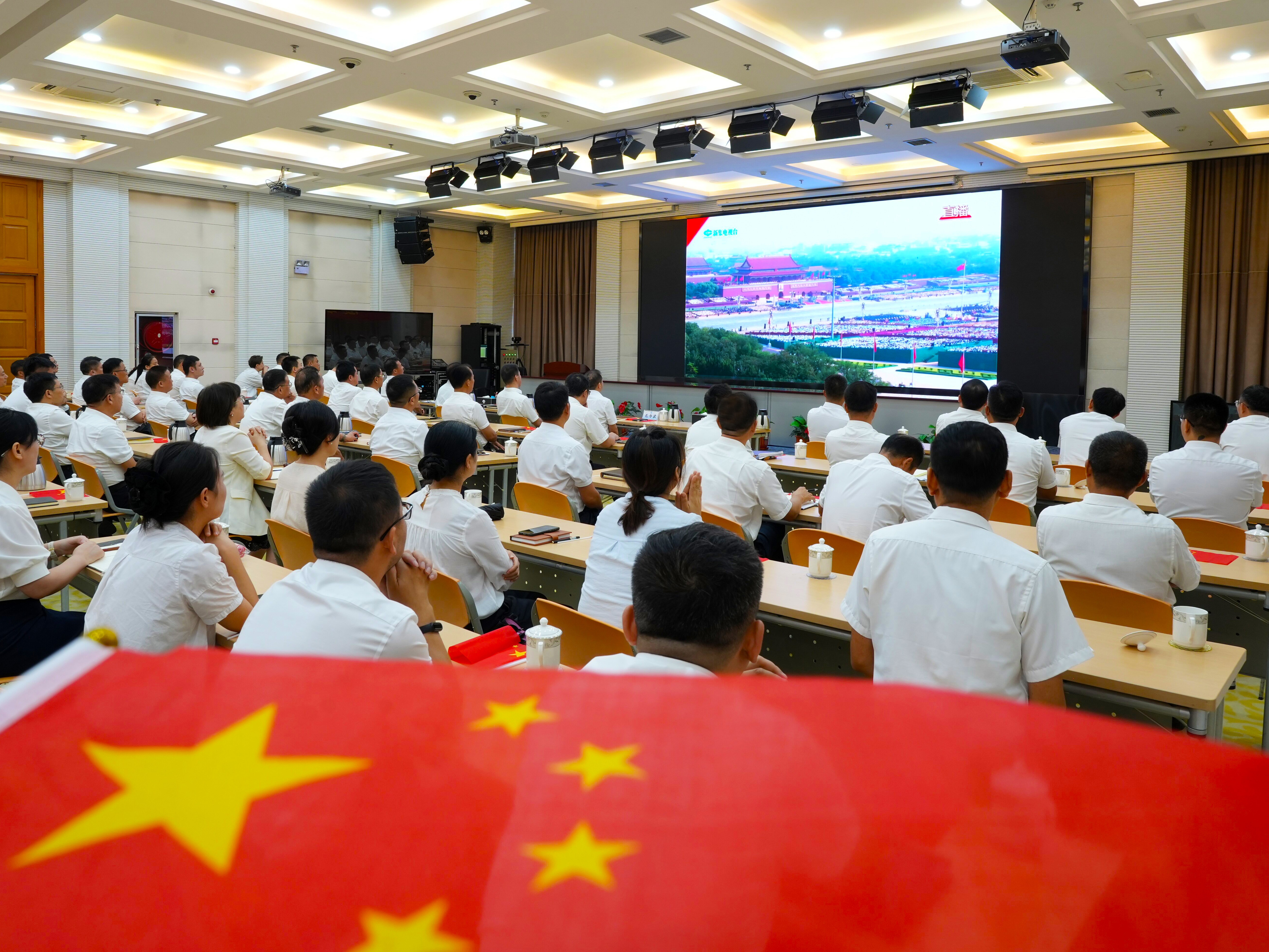 中煤新集公司职工观看阅兵直播
