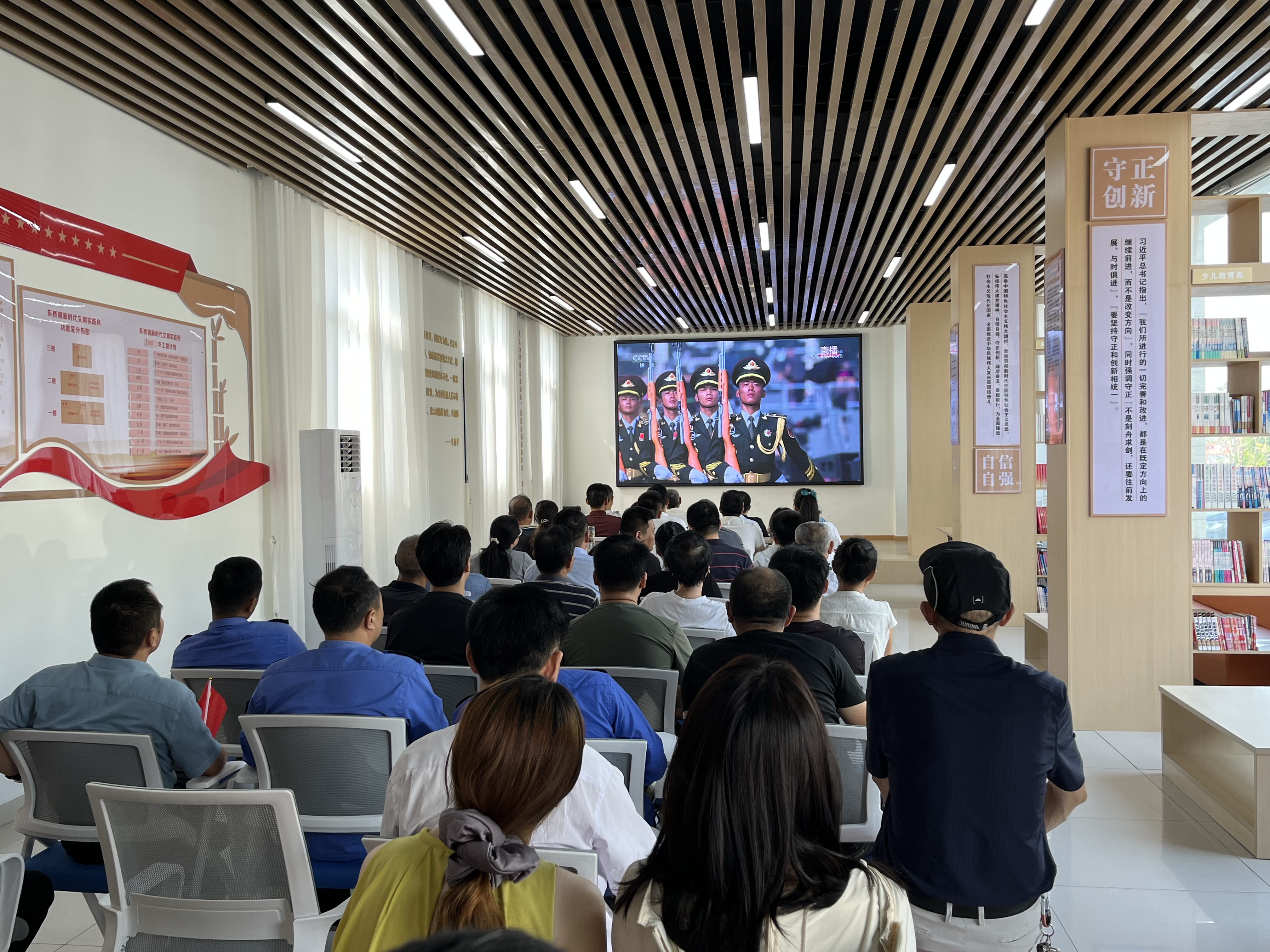 六安东桥镇：观阅兵盛典 燃爱国激情