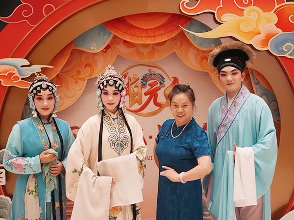 互动展示区，观众与戏曲演员互动。