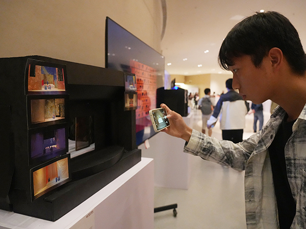 观众参观中国戏曲学院舞台模型展区。