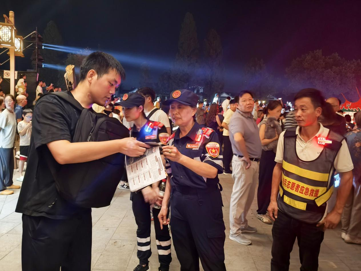 休宁县老兵应急救援队为游客提供暖心服务