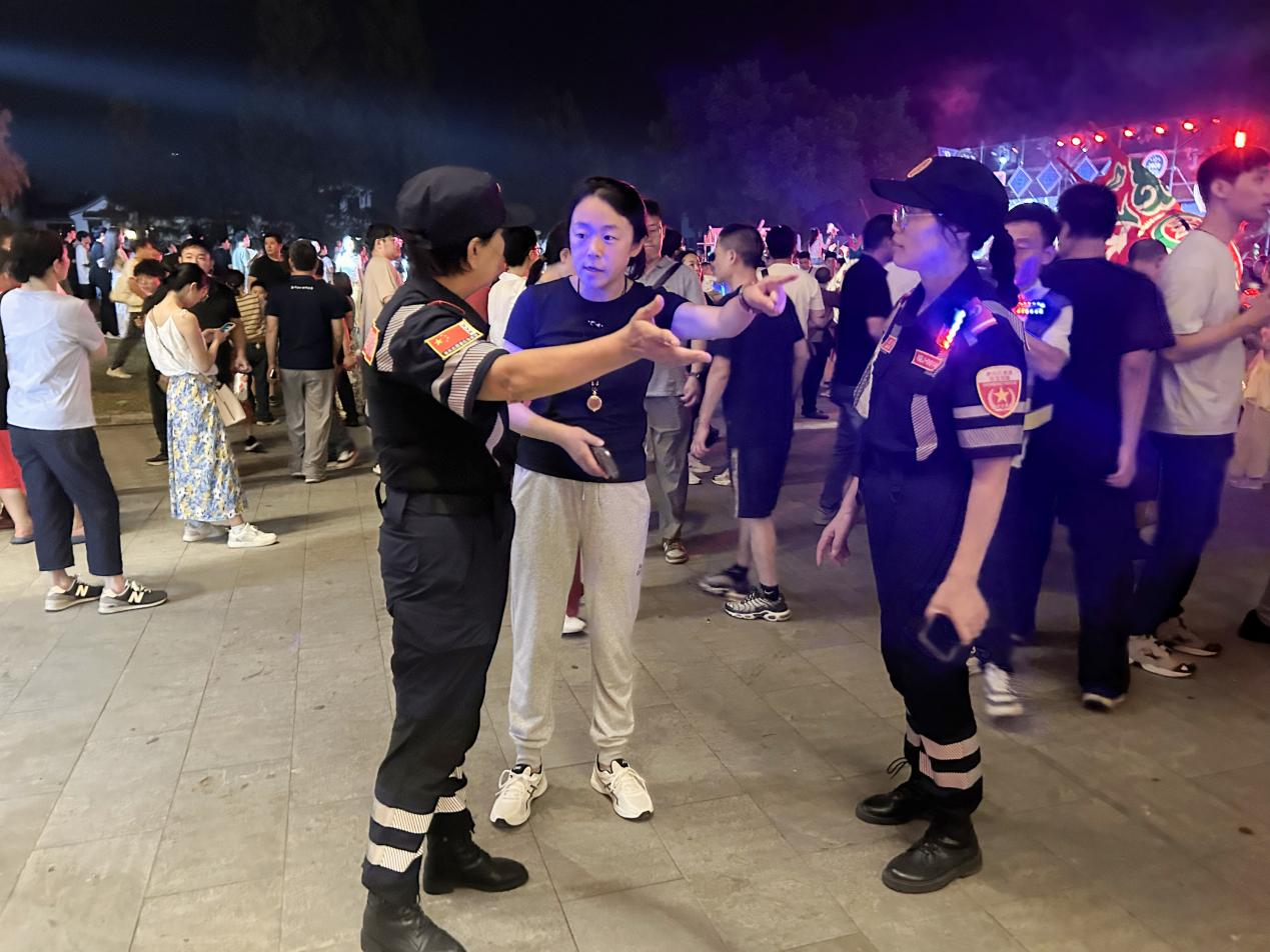 休宁县老兵应急救援队为游客提供暖心服务