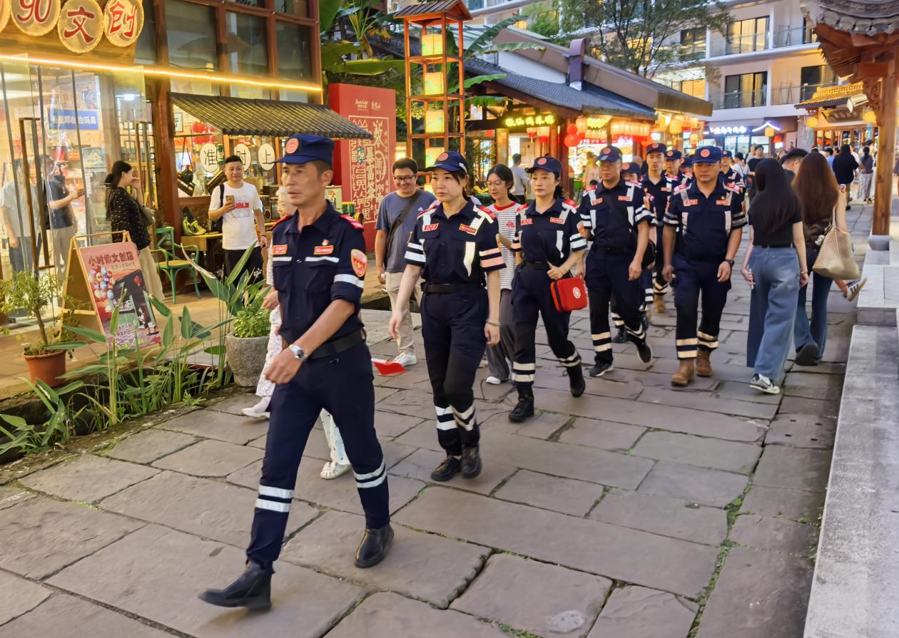 休宁县老兵应急救援队成为双节期间一道靓丽的风景