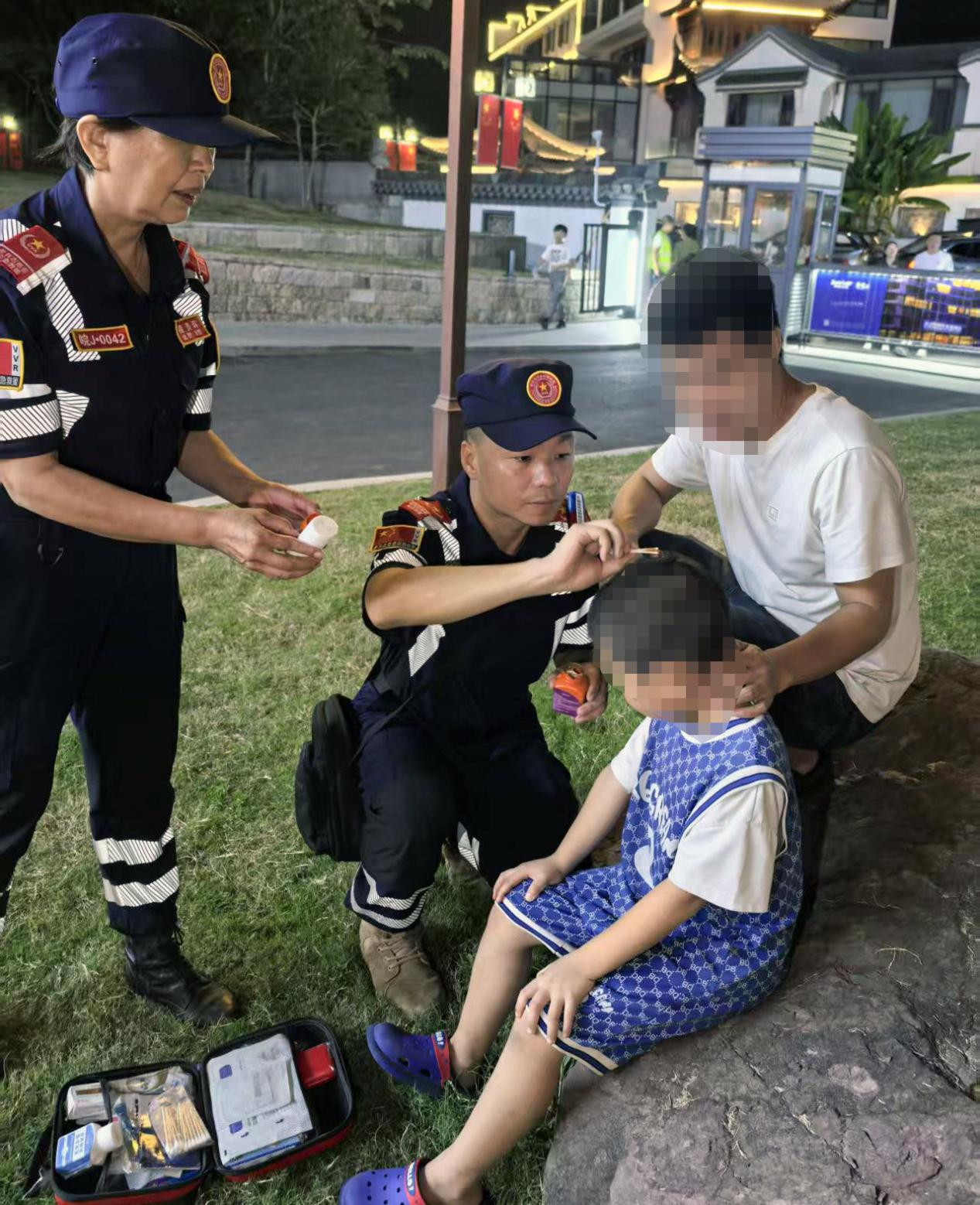 休宁县老兵应急救援队为游客提供暖心服务