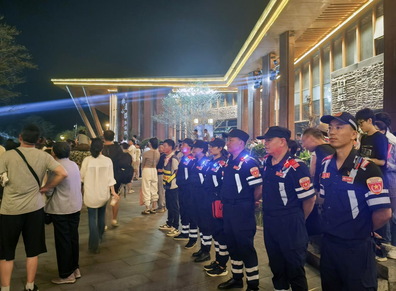 休宁县老兵应急救援队成为双节期间一道靓丽的风景