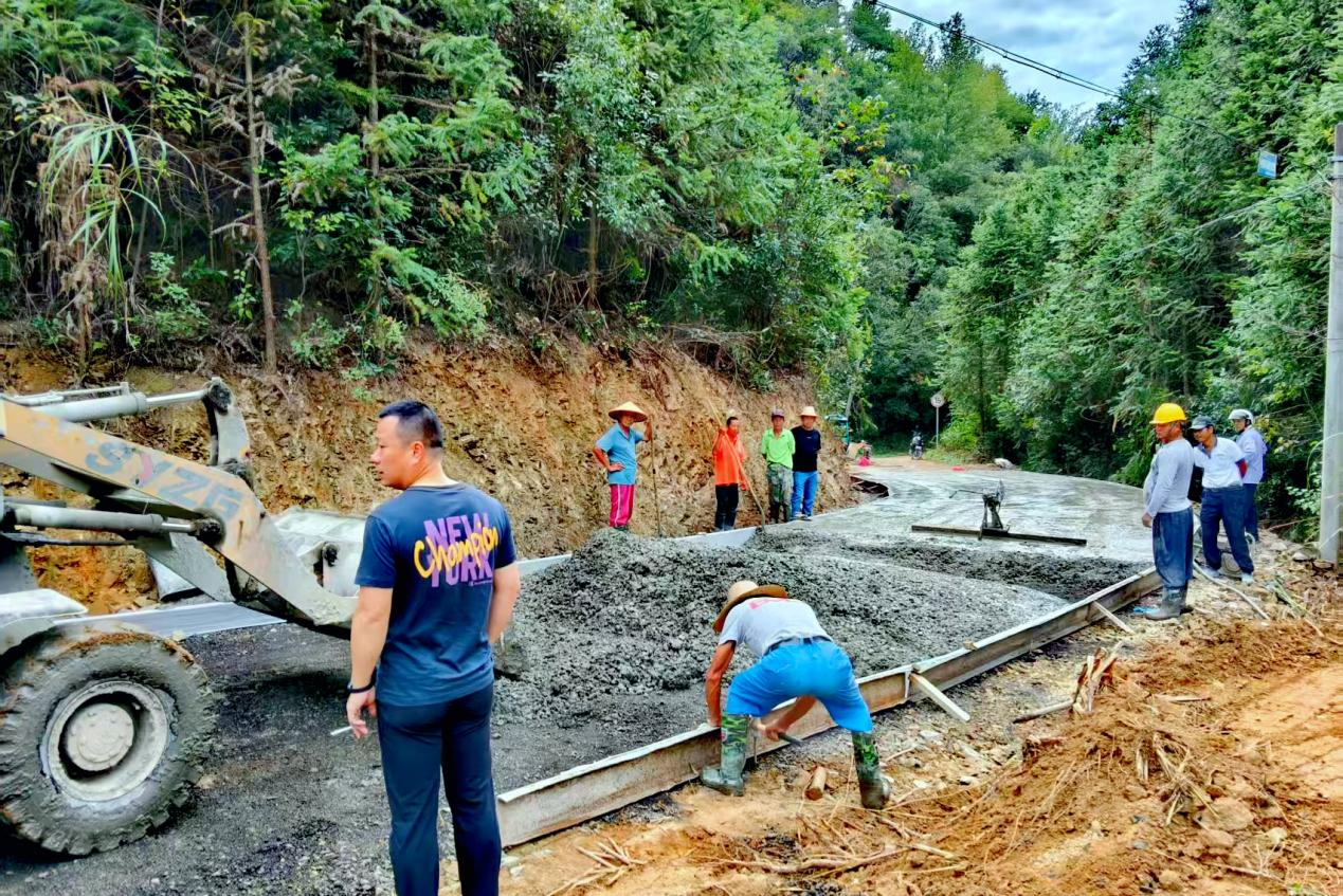 东至青山乡：修好“民心路” 搭起“致富桥”